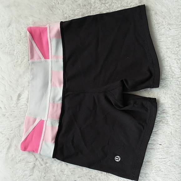Lululemon Black 🩷 🤍Reversible Short SIZE 4 - Picture 3 of 6